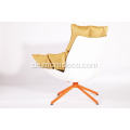 Weißer Schalenstuhl mit orangefarbenem Sitzkissen